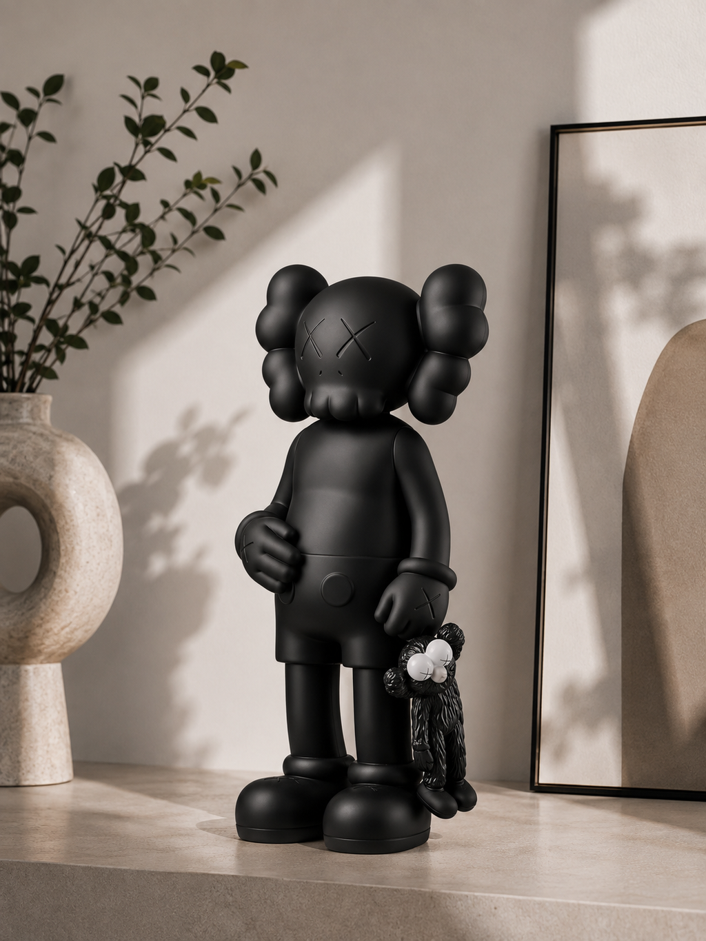 Figurine design de style KAWS avec doudou noir – 30 cm