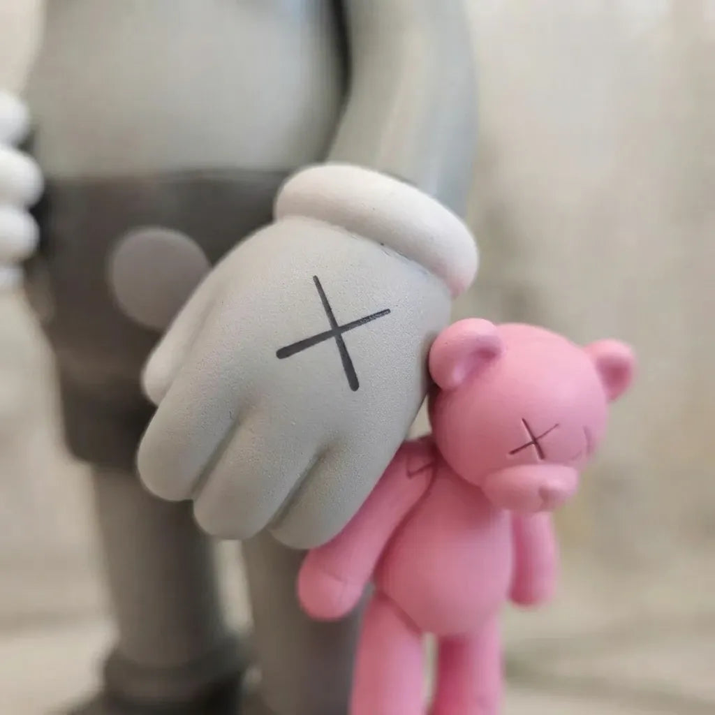 Figurine Design Style KAWS avec Doudou Rose – 30 cm